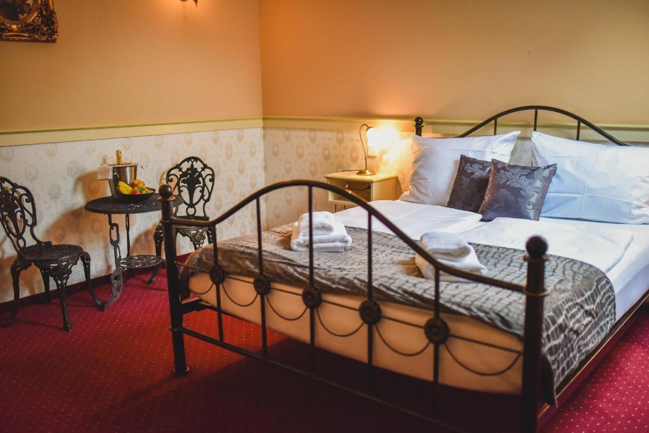 Zamek Kamenny Dvur Hotel Kynsperk nad Ohri Buitenkant foto