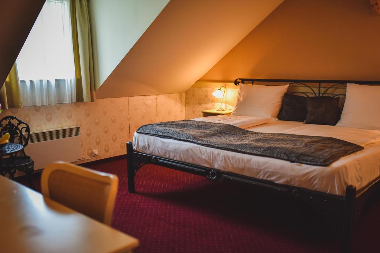 Zamek Kamenny Dvur Hotel Kynsperk nad Ohri Buitenkant foto