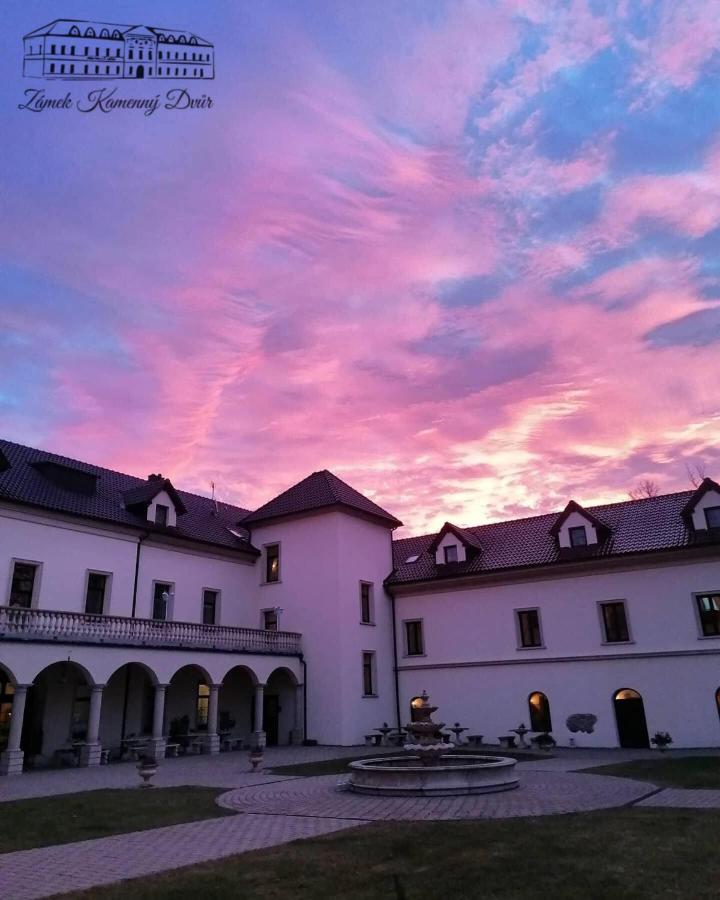 Zamek Kamenny Dvur Hotel Kynsperk nad Ohri Buitenkant foto